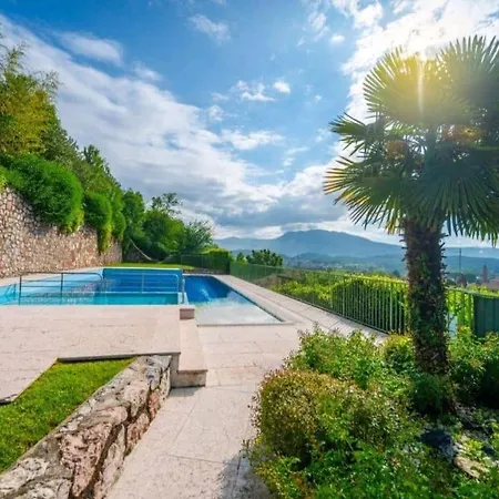 With Pool, 5 Minutes From The Lake!