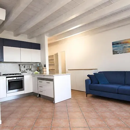 With Pool, 5 Minutes From The Lake!